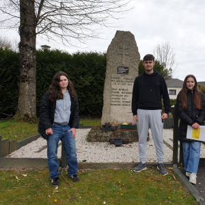 Devant un monument commémoratif St Marcel